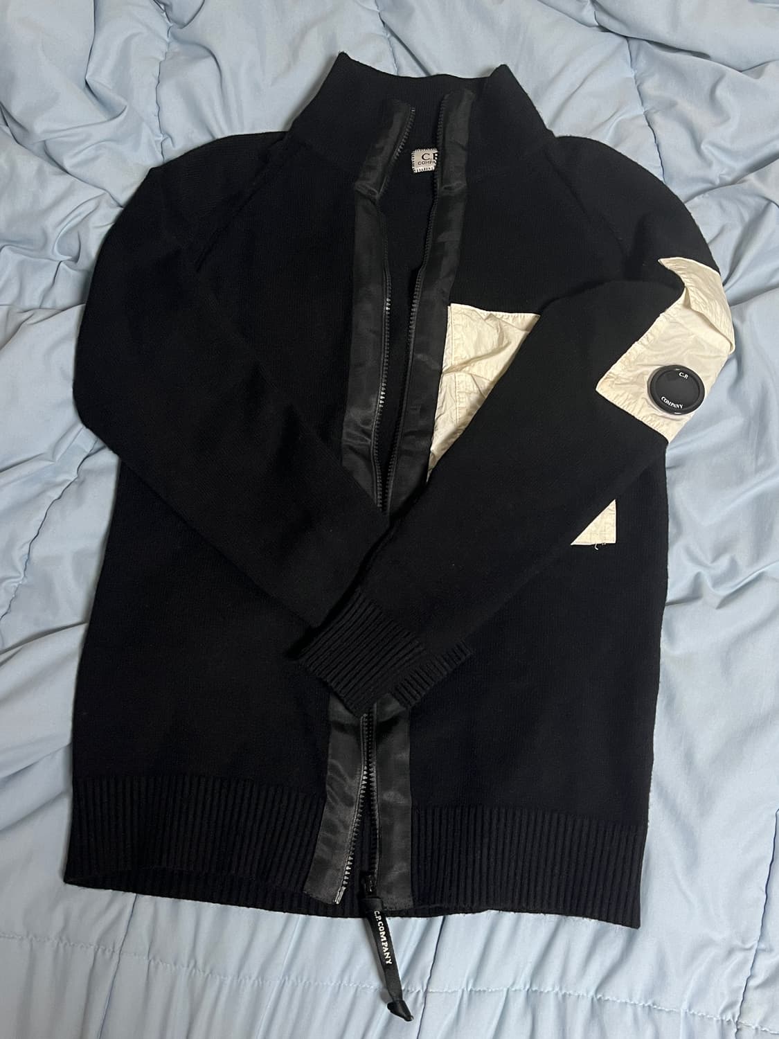 C.P. Company의 매력적인 블랙 집업 니트 100사이즈 상품이미지1