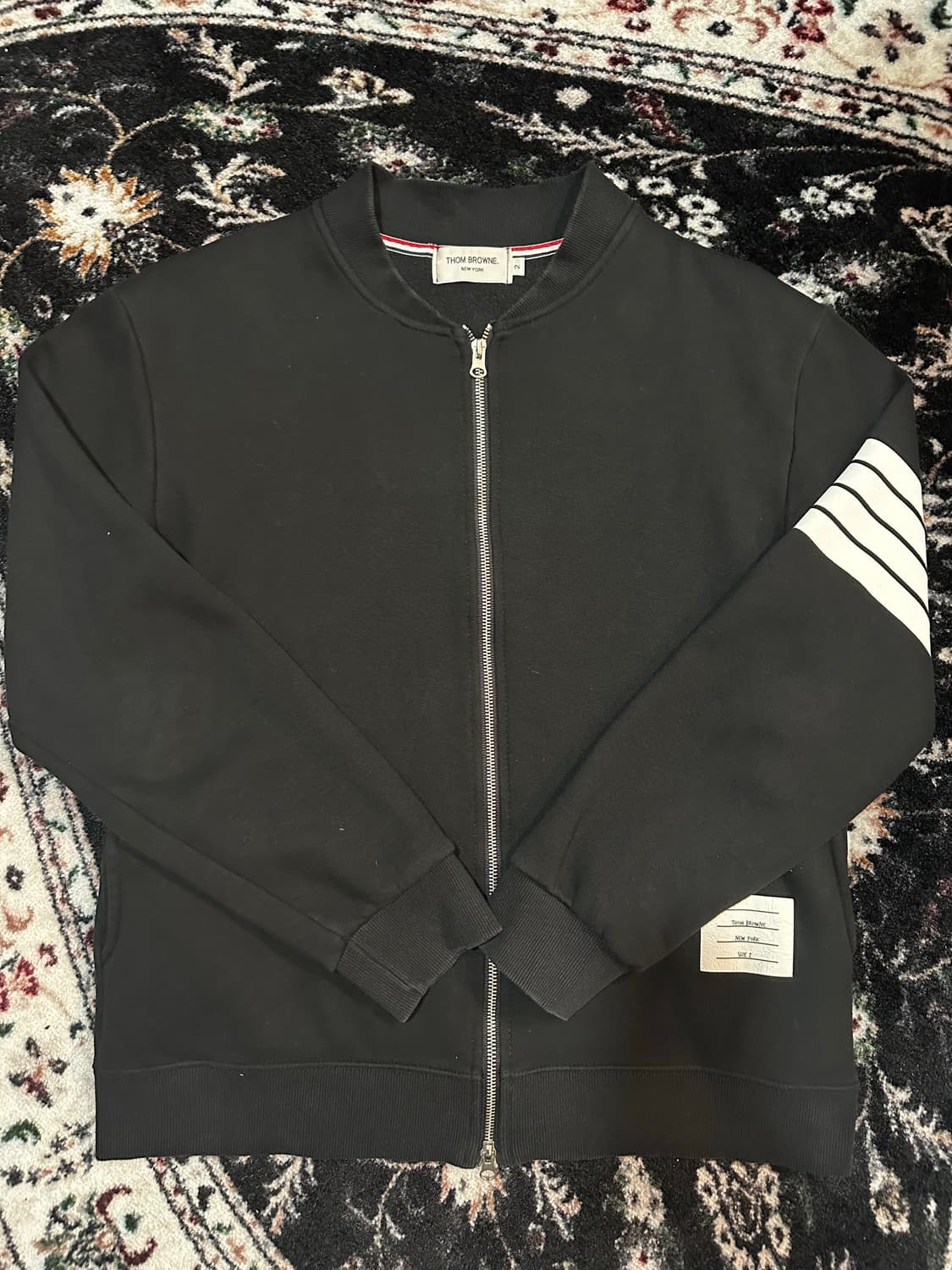 톰브라운 삼선 완장 블랙 집업 2 상품이미지1