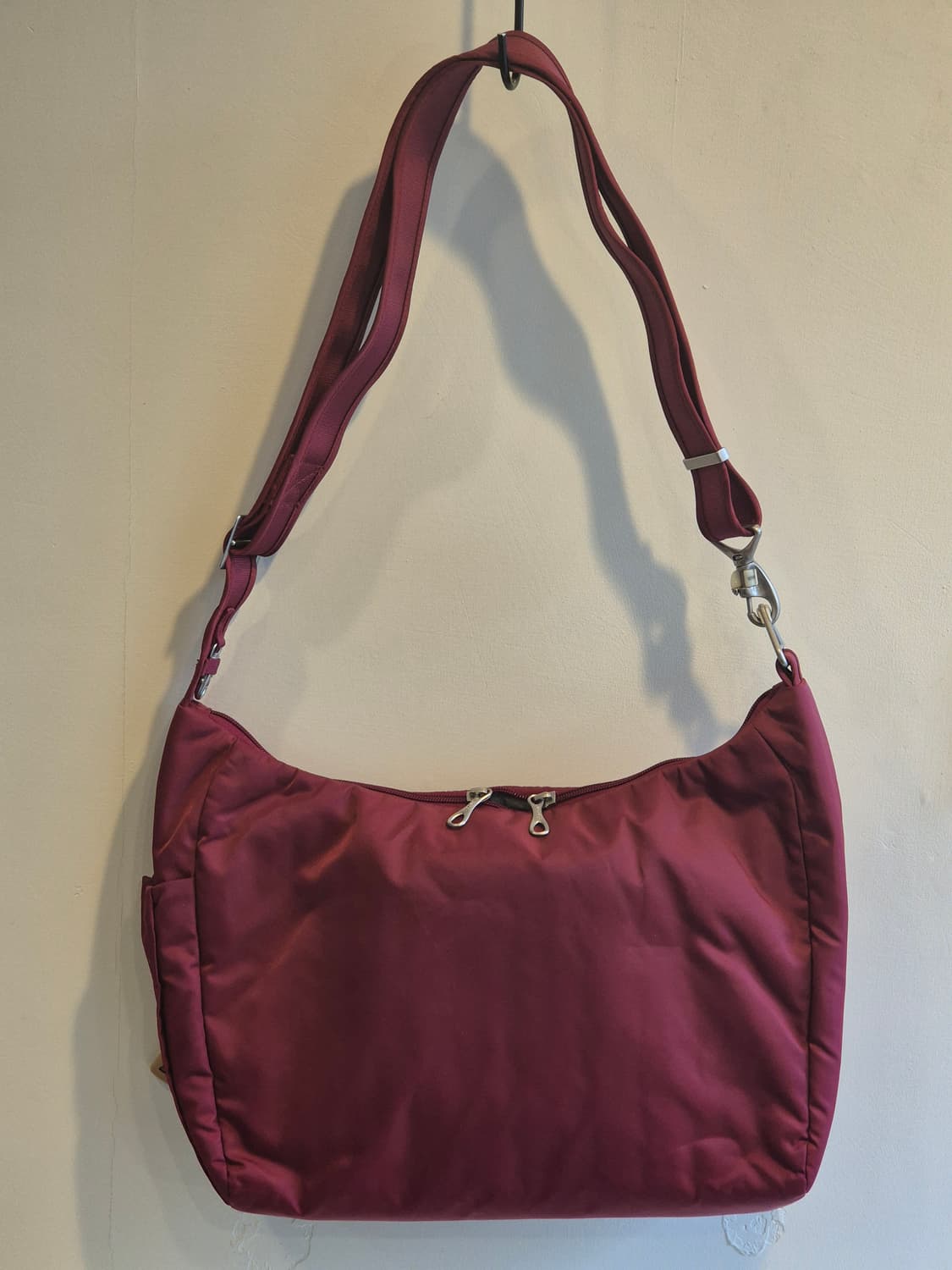 (새상품)pacsafe 팩세이프 호보백 버건디 가방/도난방지 여행용 상품이미지2