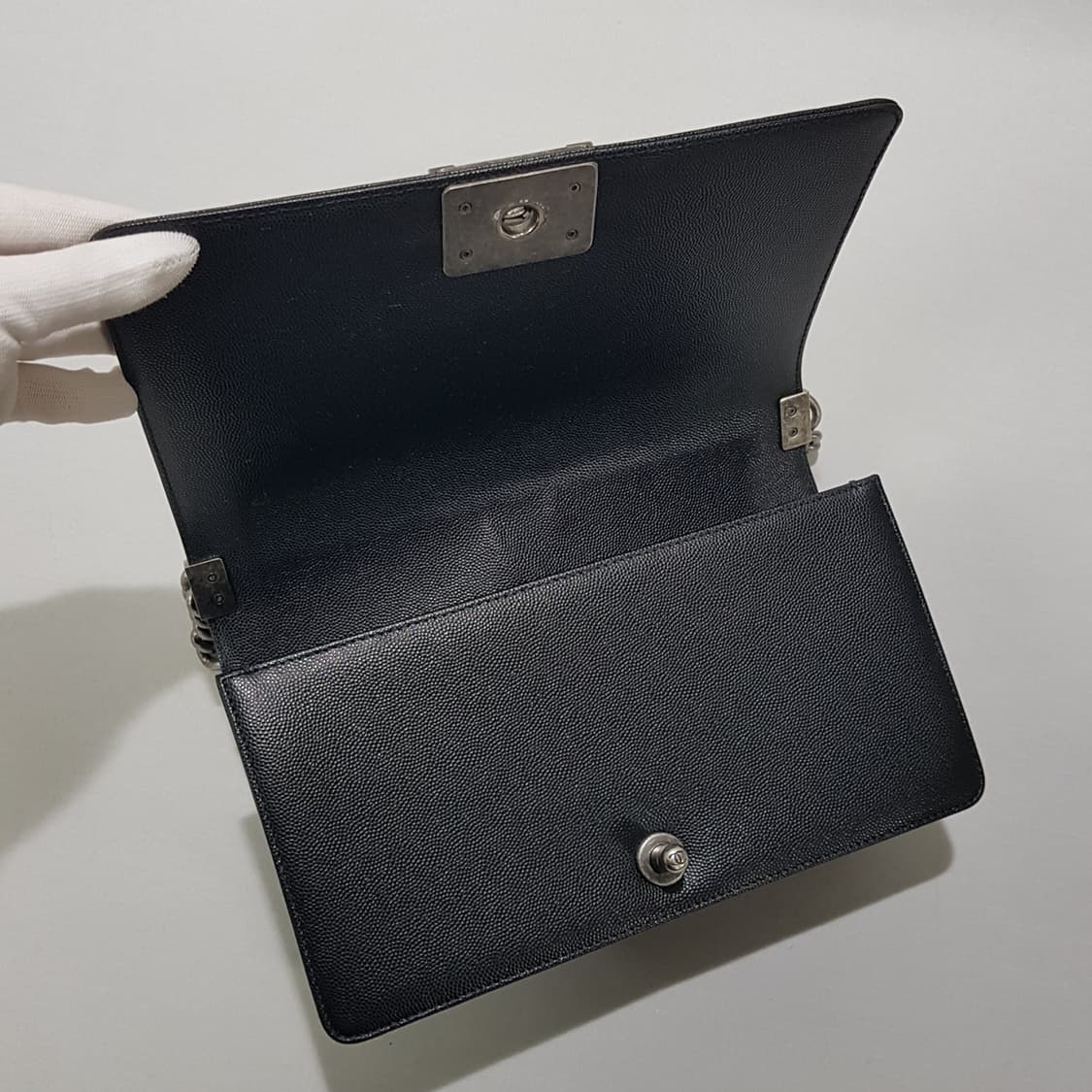 샤넬 보이백 미듐 블랙 캐비어 A67086 상품이미지9