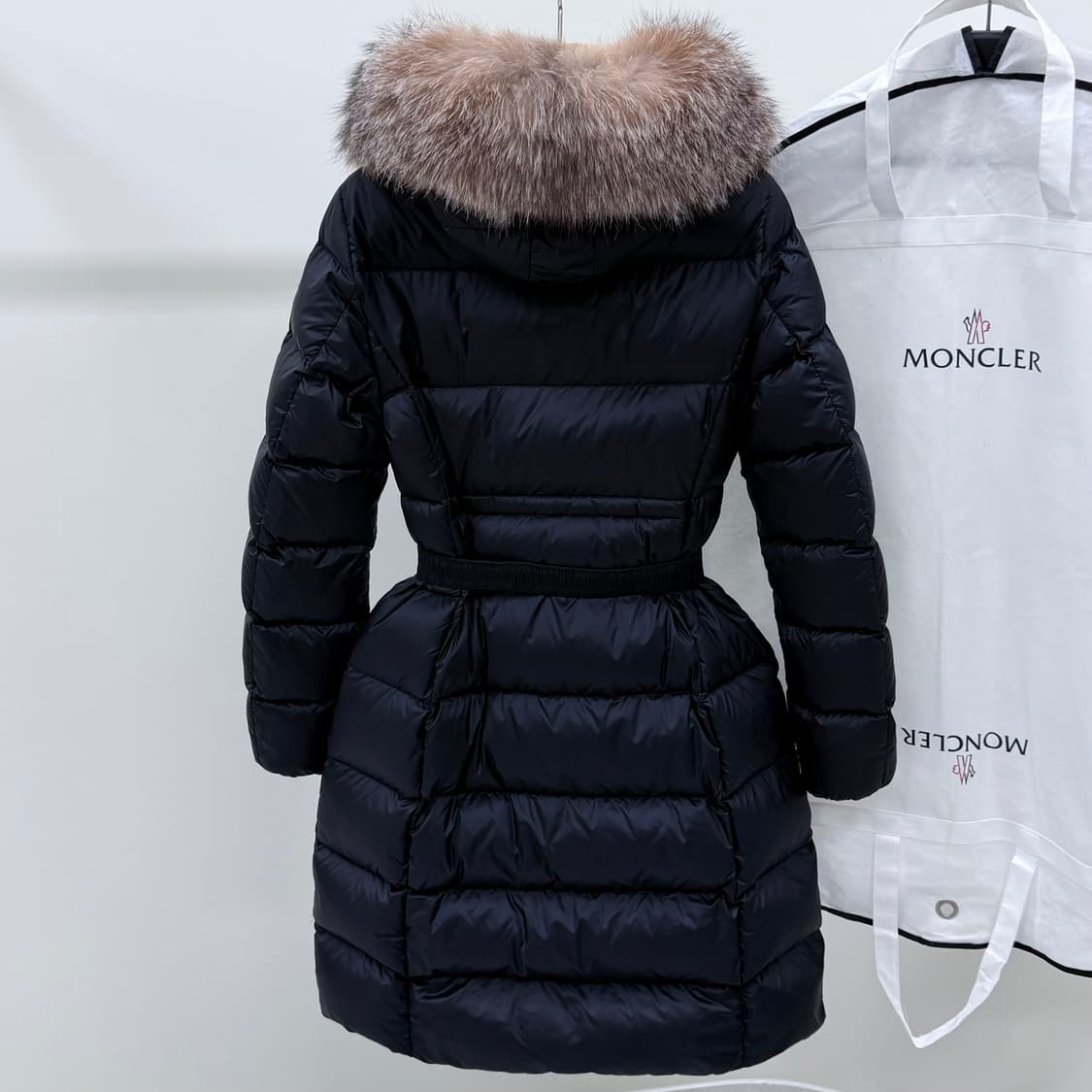 [S+급/0] 몽클레어 보에딕 여성패딩 블랙 폭스퍼 풀구성 상품이미지4