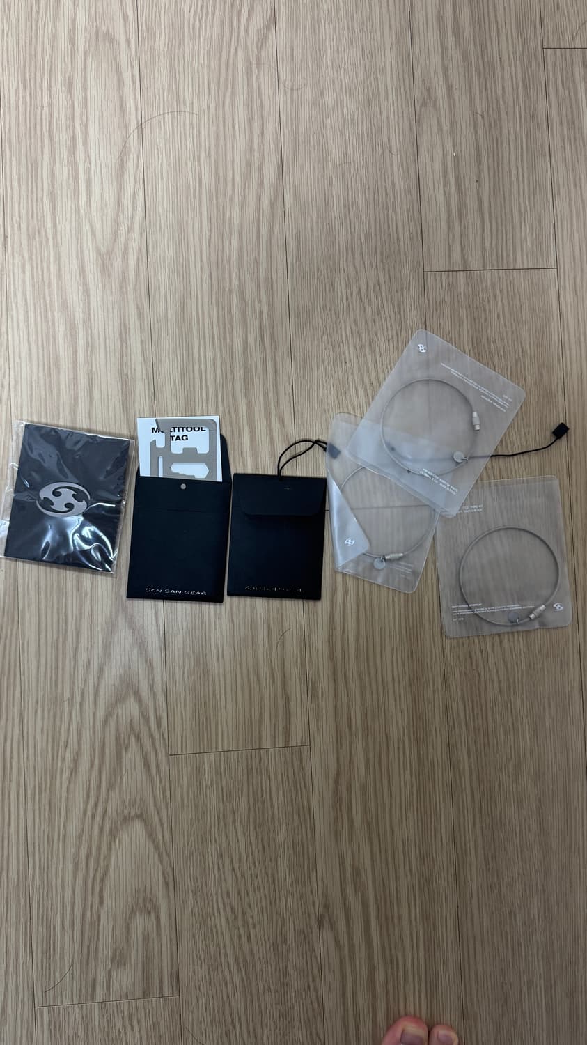 산산기어 뱃지 1개 + 멀티툴 2개 + 팔찌 3개 상품이미지1