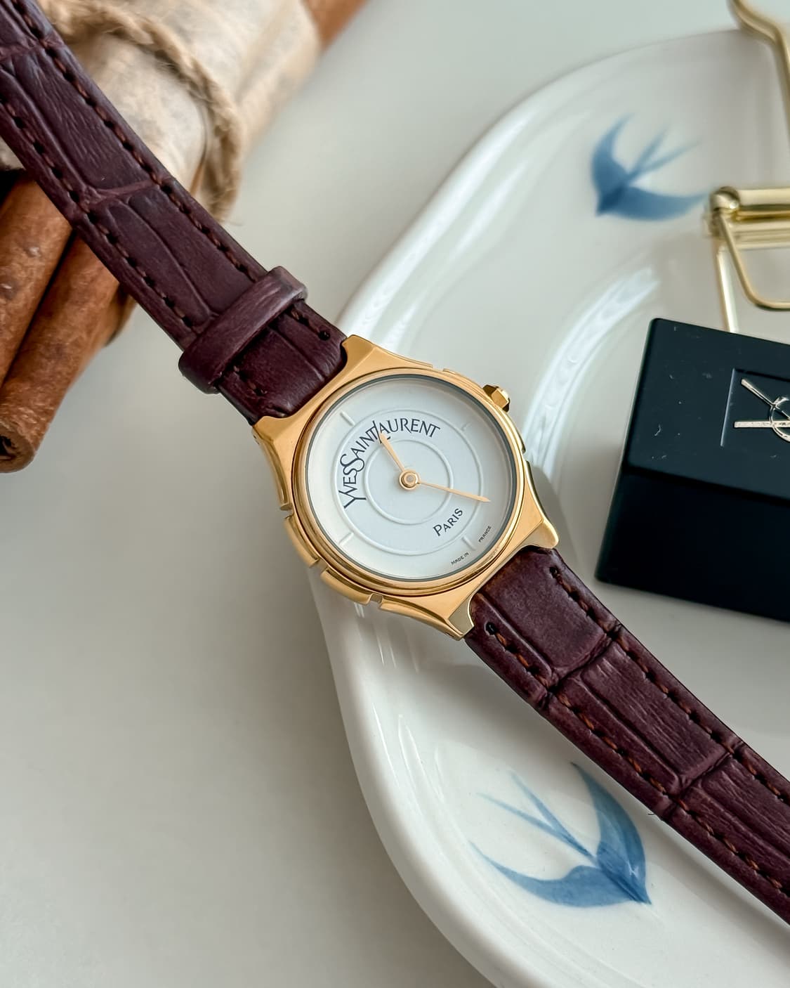 입생로랑 클래식 골드 라운드 레더 시계 상품이미지1