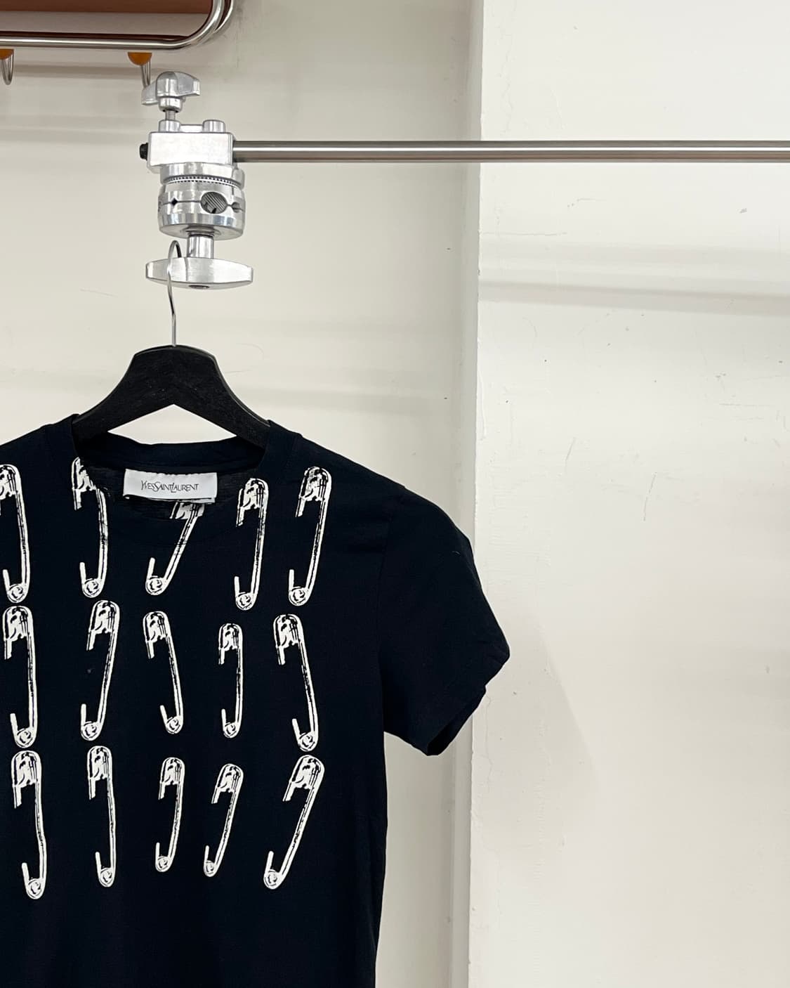 입생로랑 블랙 핀 프린트 코튼 하프티 상품이미지4