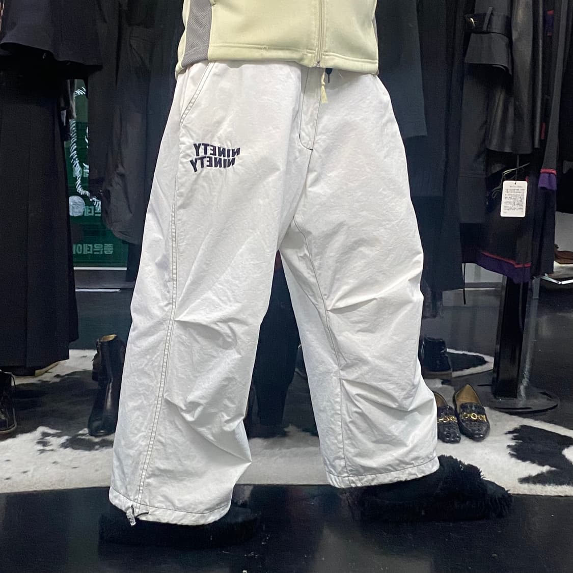 9090 백포켓 자수 디테일 나일론 핀턱 팬츠 상품이미지1