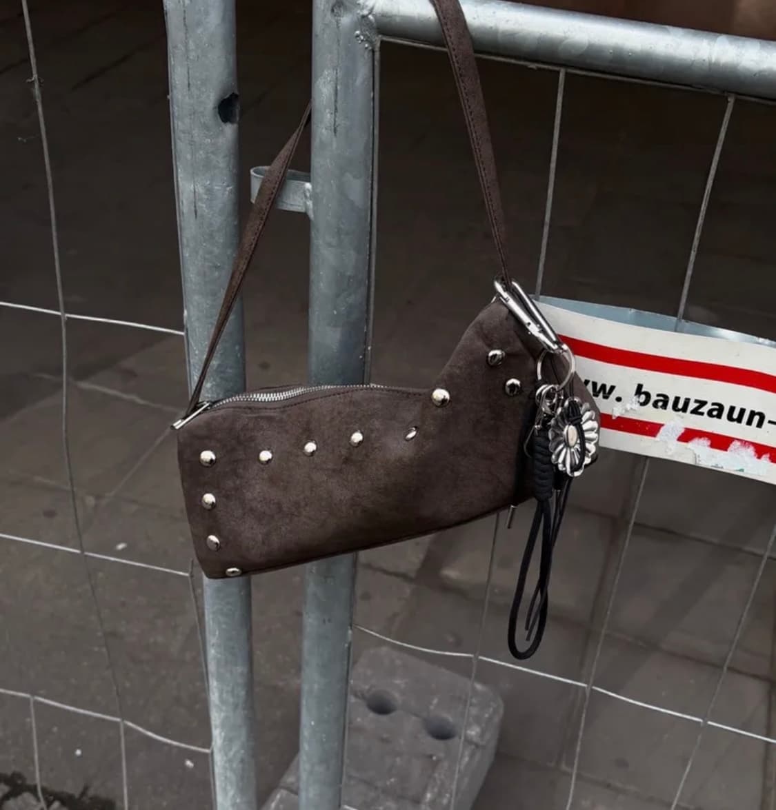 YUNSE 윤세 루시백 스터드 숄더백 브라운 가방 상품이미지1