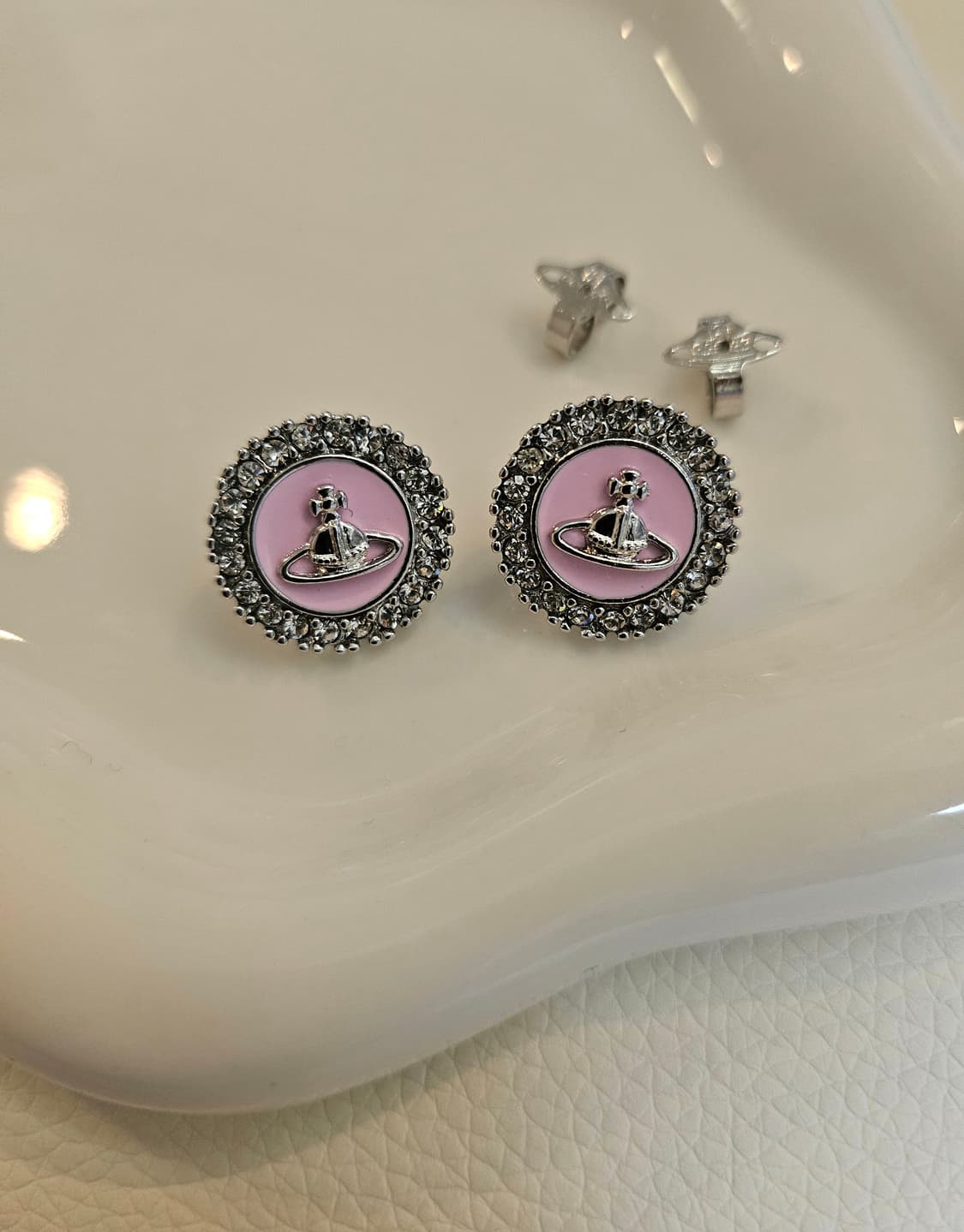 비비안웨스트우드 업사이클링 핑크 단추 귀걸이 상품이미지3