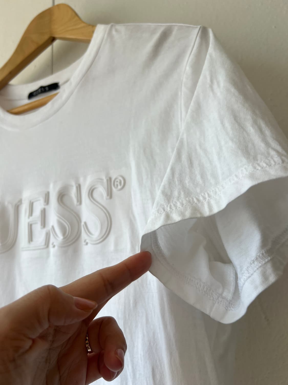 게스 남성 화이트 로고 라운드반팔티셔츠  상품이미지4