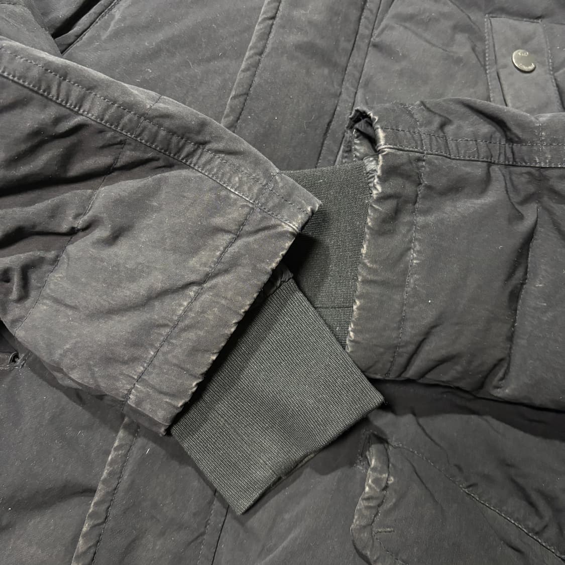 CP 컴퍼니 렌즈 다운 패딩 블랙 (105) 상품이미지5