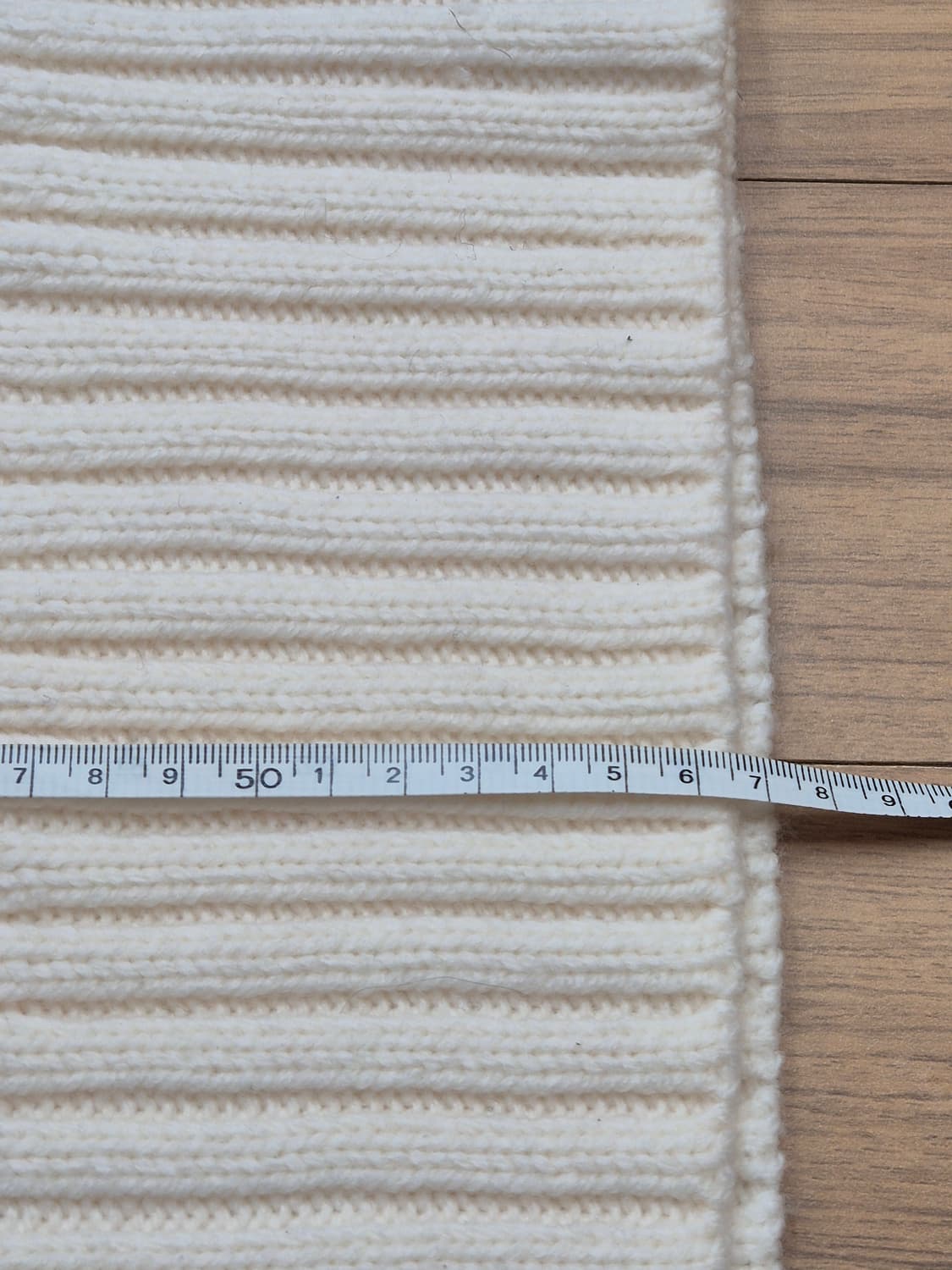 유니클로 JW 앤더슨 콜라보 골지 니트입니다. 아이보리 색상이라 어느 옷 상품이미지6