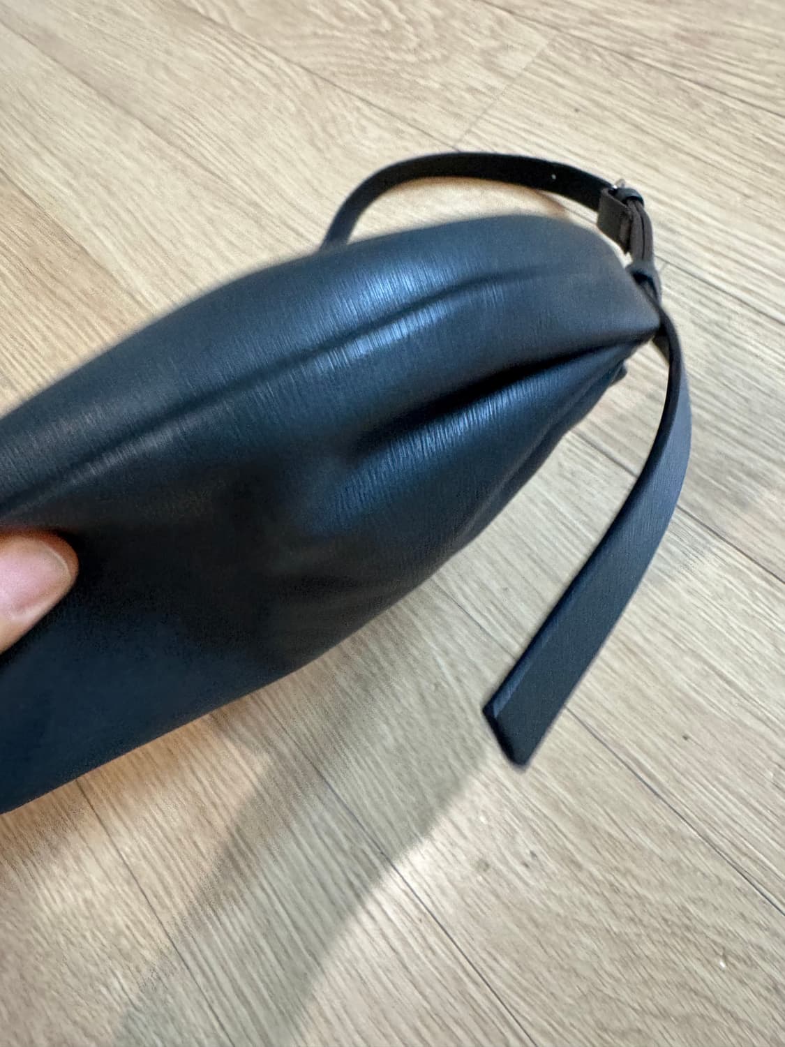 코스 개더드 레더 숄더백 블랙 상품이미지4