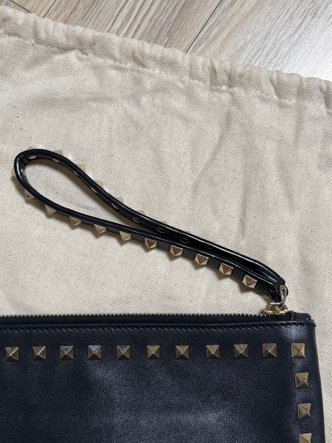 발렌티노 락스터드 스트랩 클러치 상품이미지5