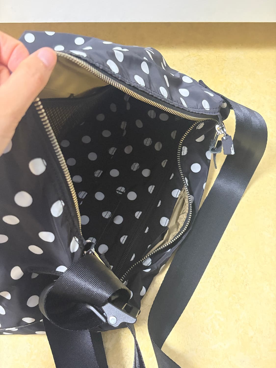 TRVR 티알브이알 폴카 도트 이지 숄더백 상품이미지4