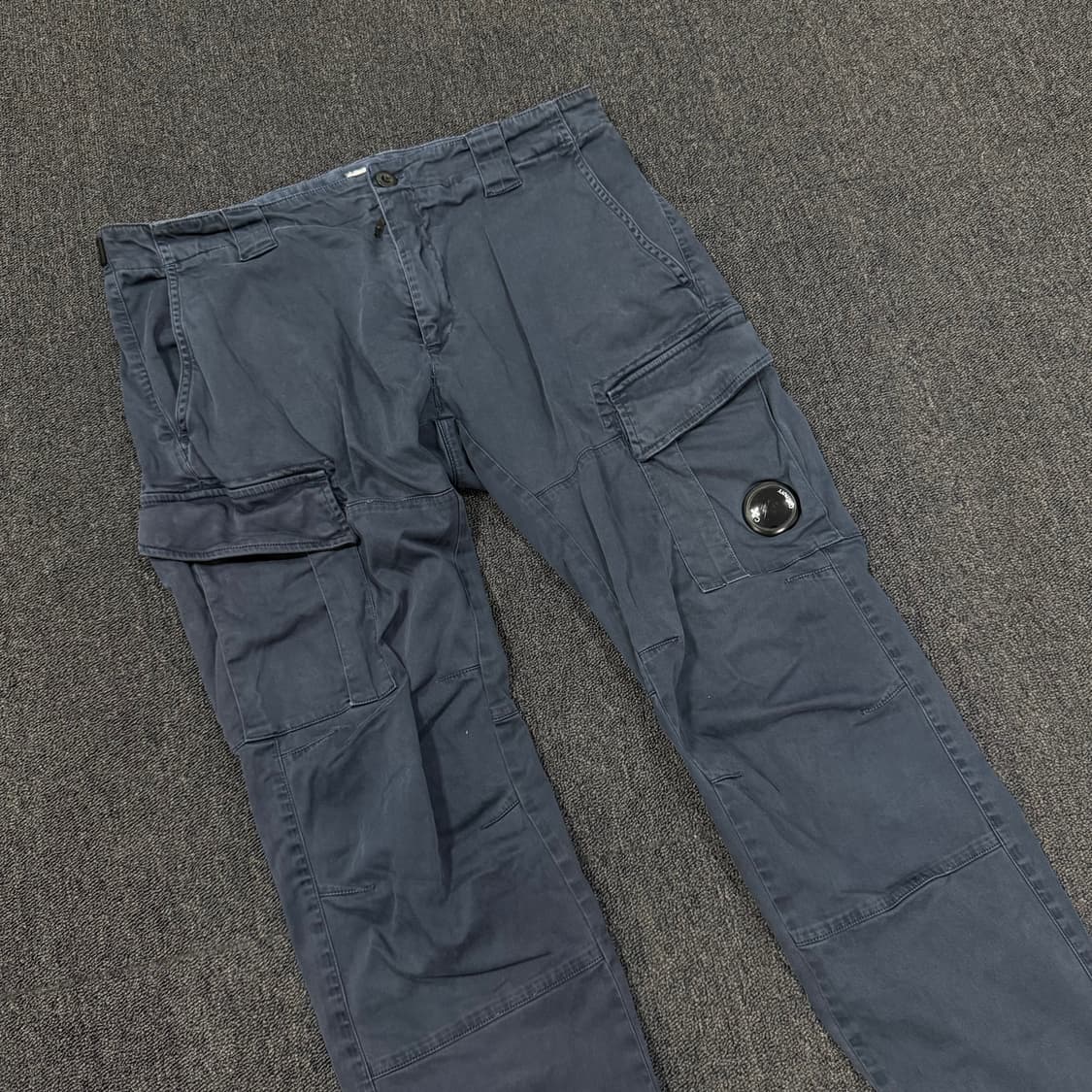 CP컴퍼니 ERGONOMIC FIT 렌즈 카고 팬츠 상품이미지2