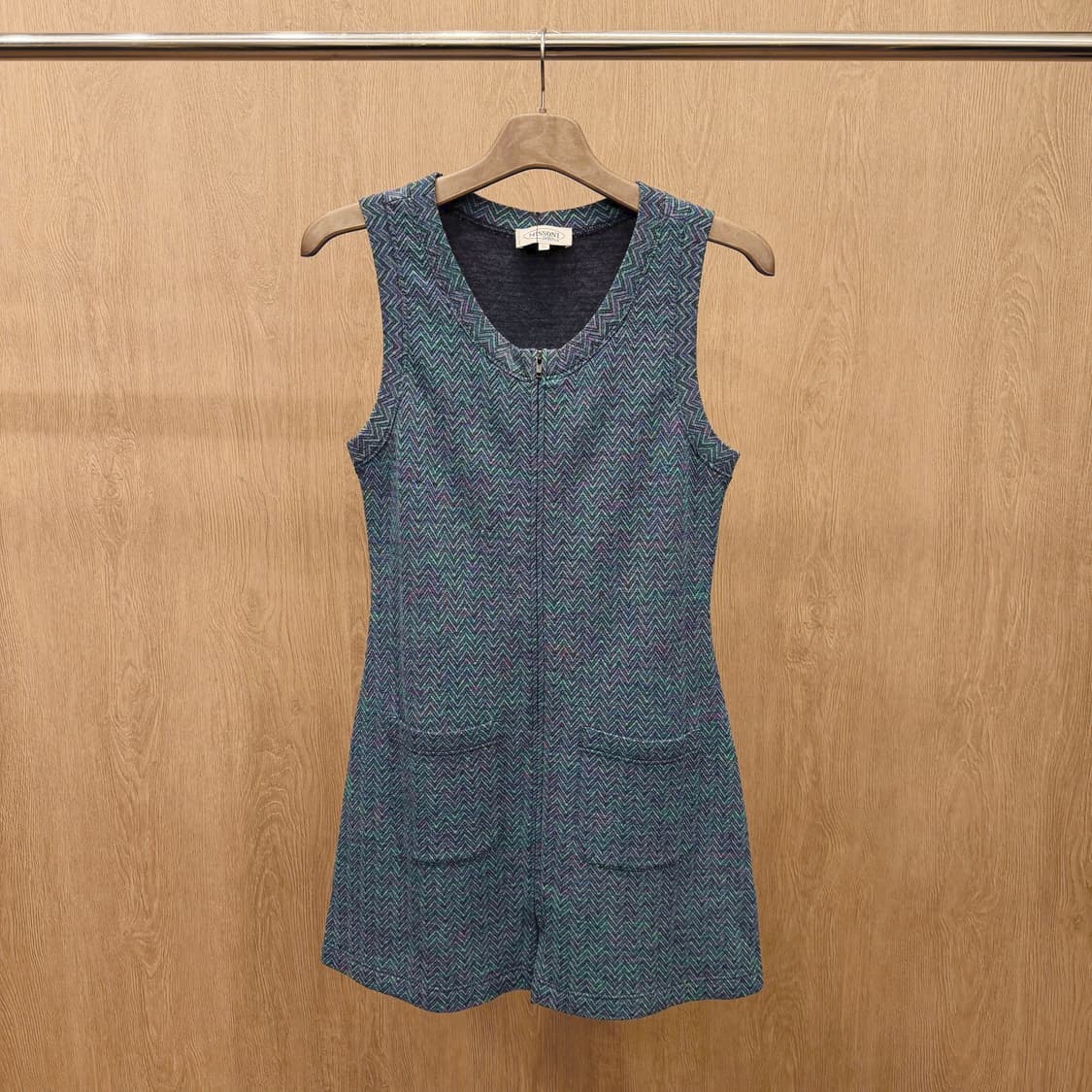 미쏘니 슬리브리스 미디 원피스 체브론 패턴 더블 포켓 디테일 컬러 믹스 상품이미지2