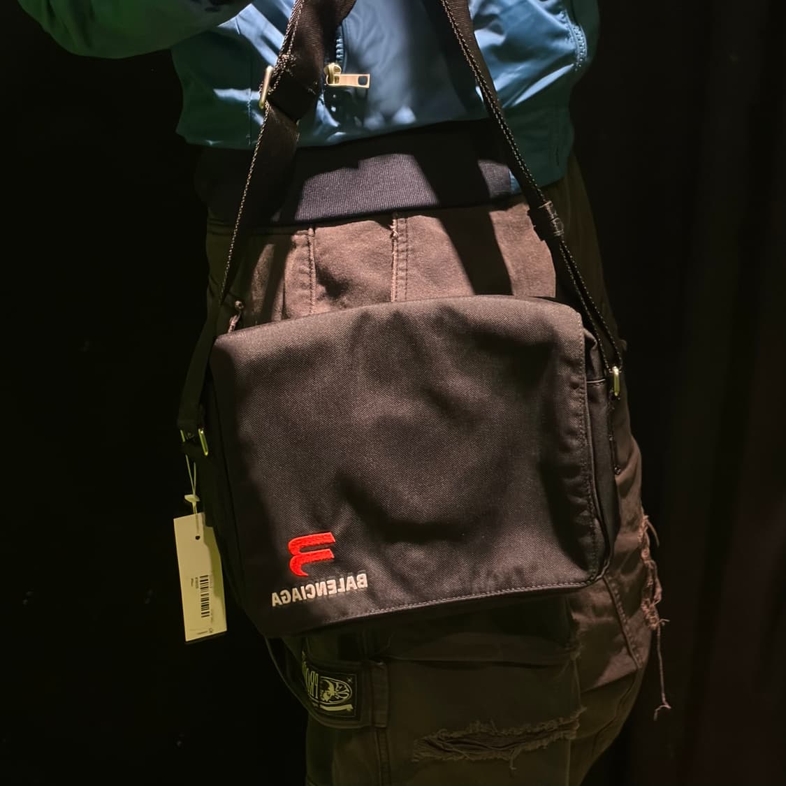 발렌시아가 로고 메신저백 상품이미지7