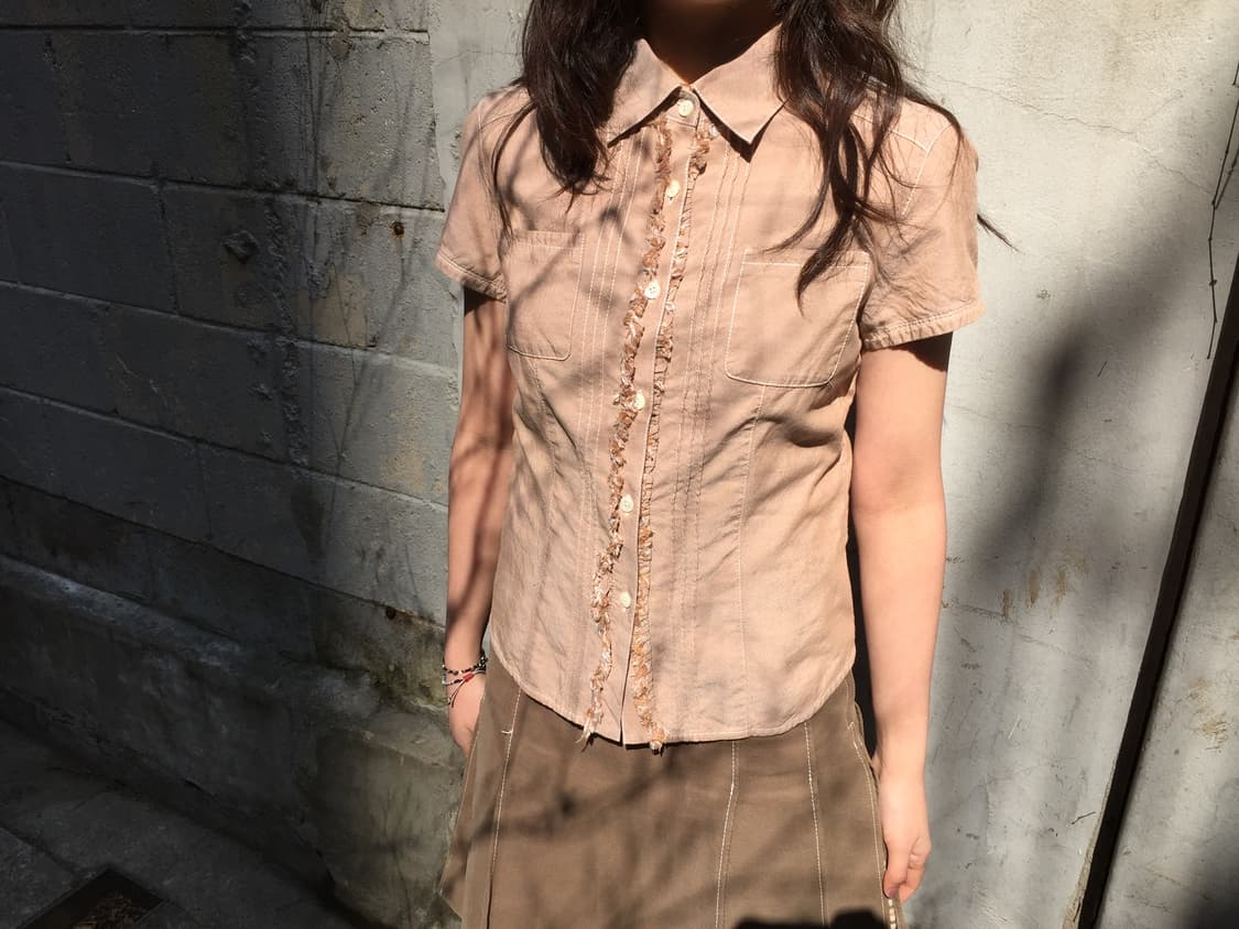 빈티지 반팔 셔츠 프릴 트리밍 디테일 슬임핏 베이지 상품이미지1