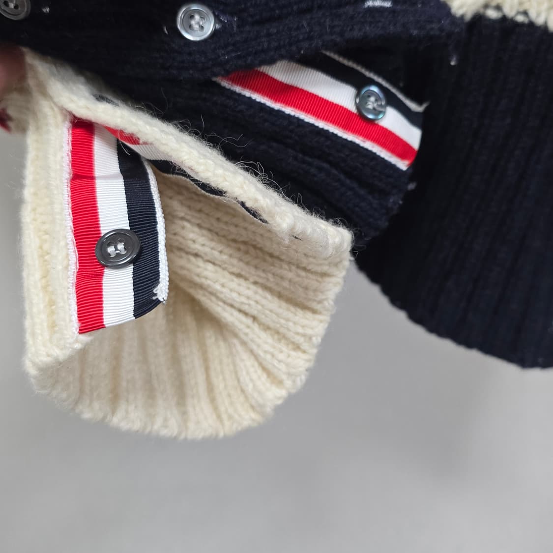 톰브라운 사선 완장 아란케이블 니트 2사이즈 95 100 판매 상품이미지3