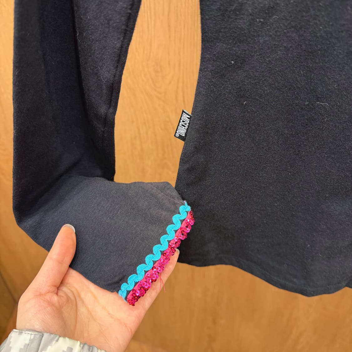 모스키노 진스 롱슬리브 티셔츠 넥 소매 배색 라인 버튼 로고 디테일 블랙 상품이미지7