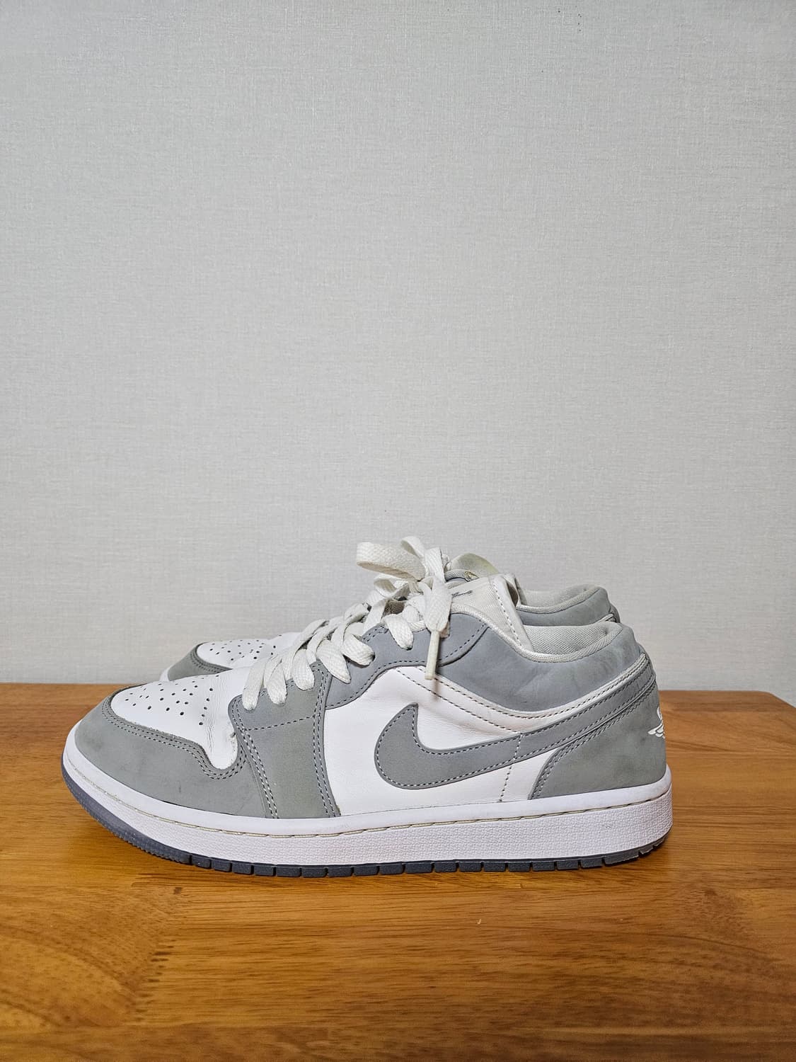 [정품/세탁완료] 나이키 우먼스 에어 조던 1 로우 '울프 그레이



 상품이미지1