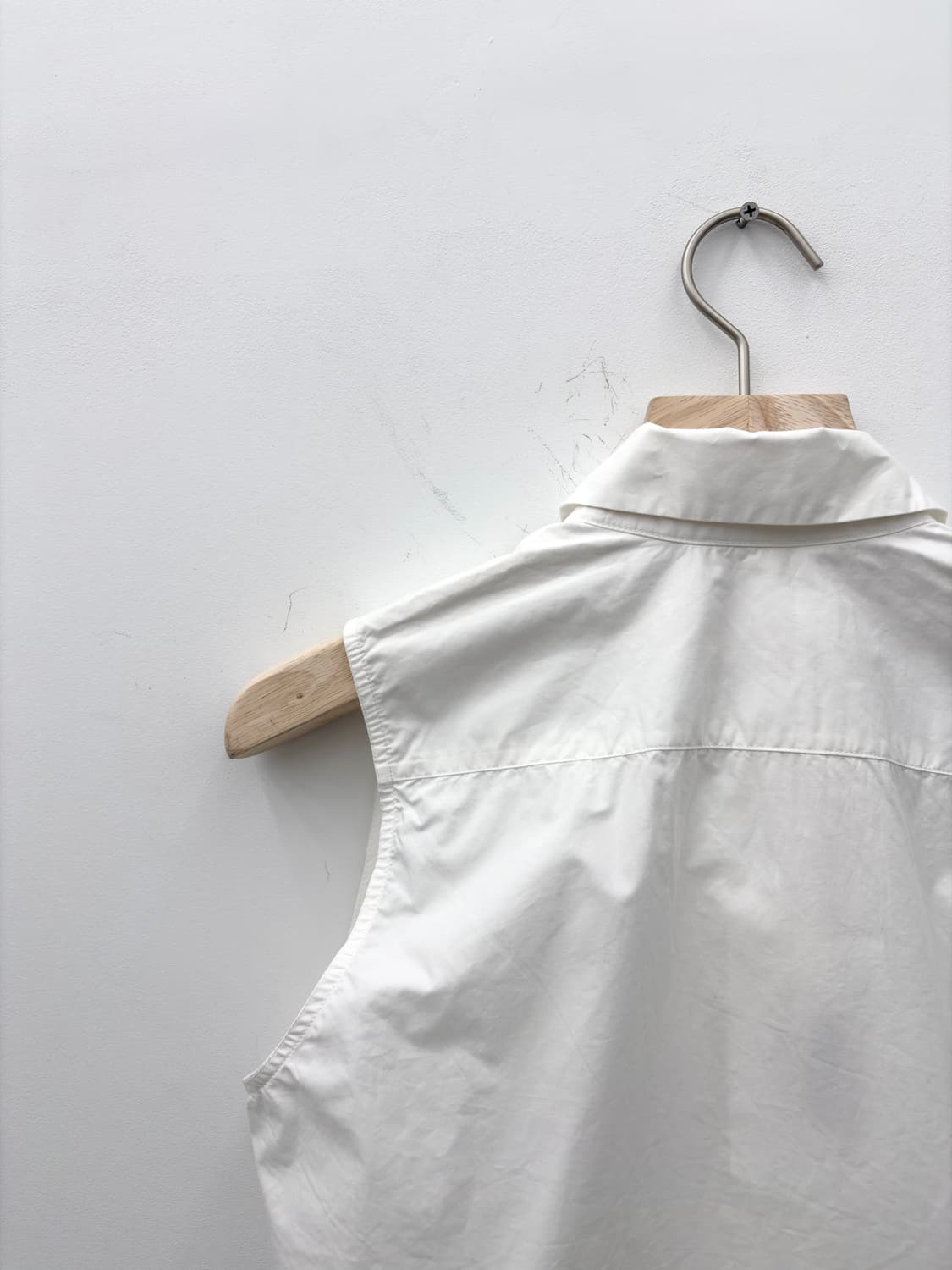 FLOWER DETAIL SLEEVELESS SHIRT 상품이미지8