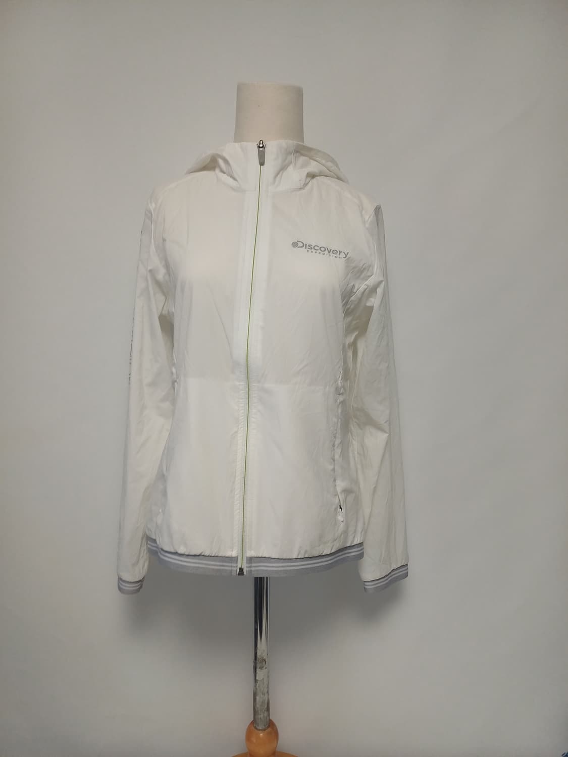 [상태A] 디스커버리 여성 빅로고 경량 바람막이 (90/S) 상품이미지1