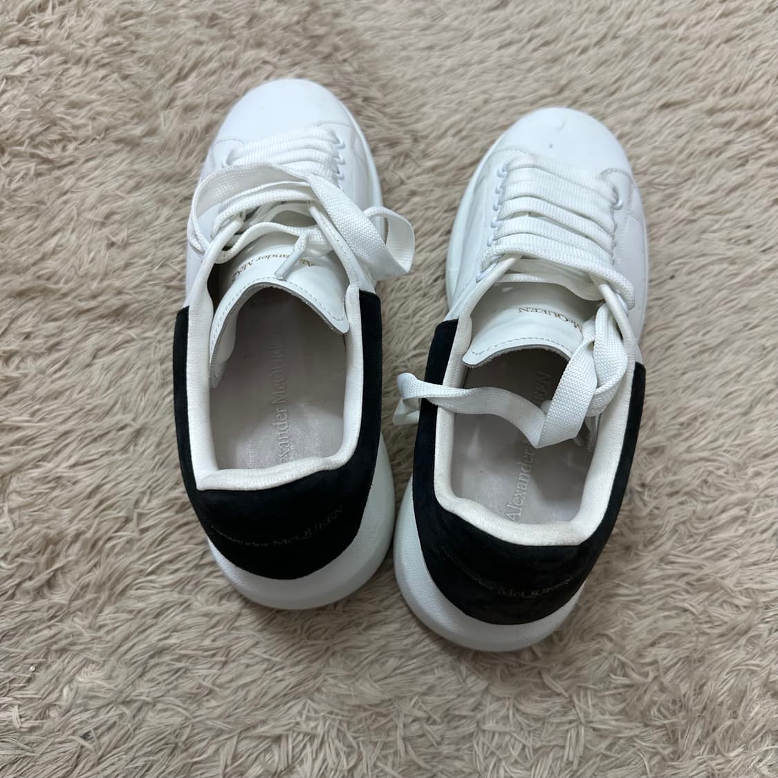 알렉산더맥퀸 오버솔 스웨이드 스니커즈 상품이미지2