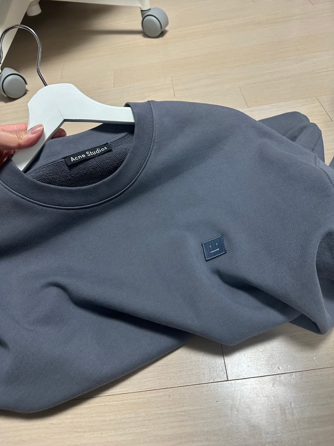 아크네 포바 맨투맨 스톤색상 상품이미지6