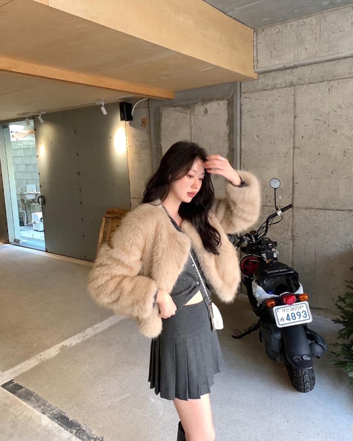 le plein 르플레인 뮤즈 퍼 자켓 크롭 노카라 퍼자켓 상품이미지4