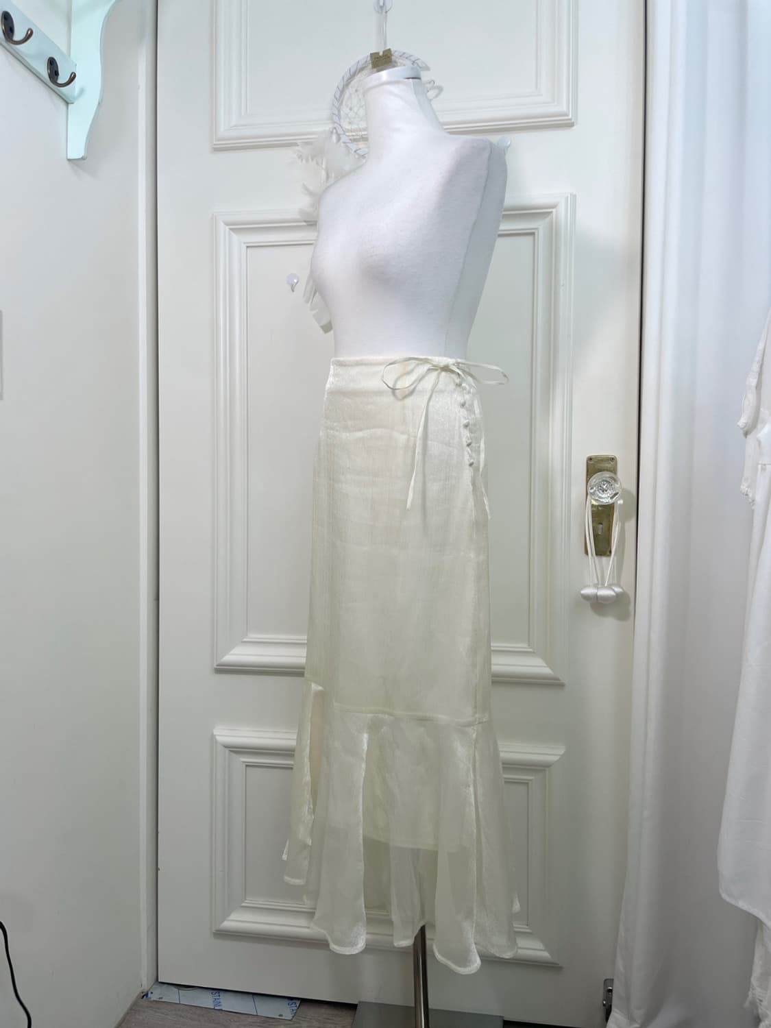 ivory ruffle side button bow point long 상품이미지2