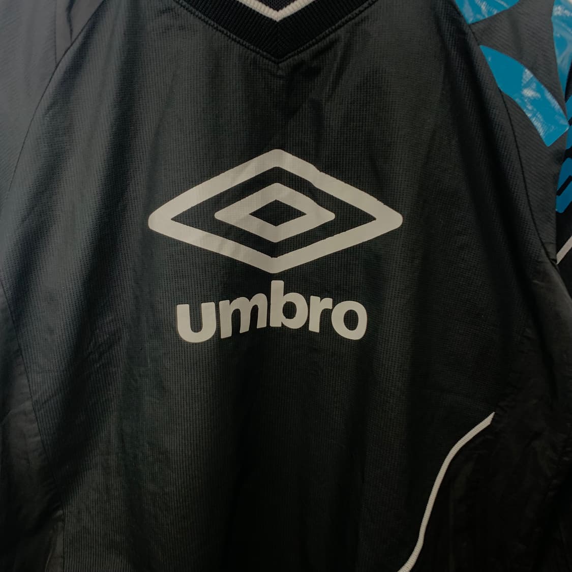 엄브로 빅로고 트레이닝 웜업 상품이미지4