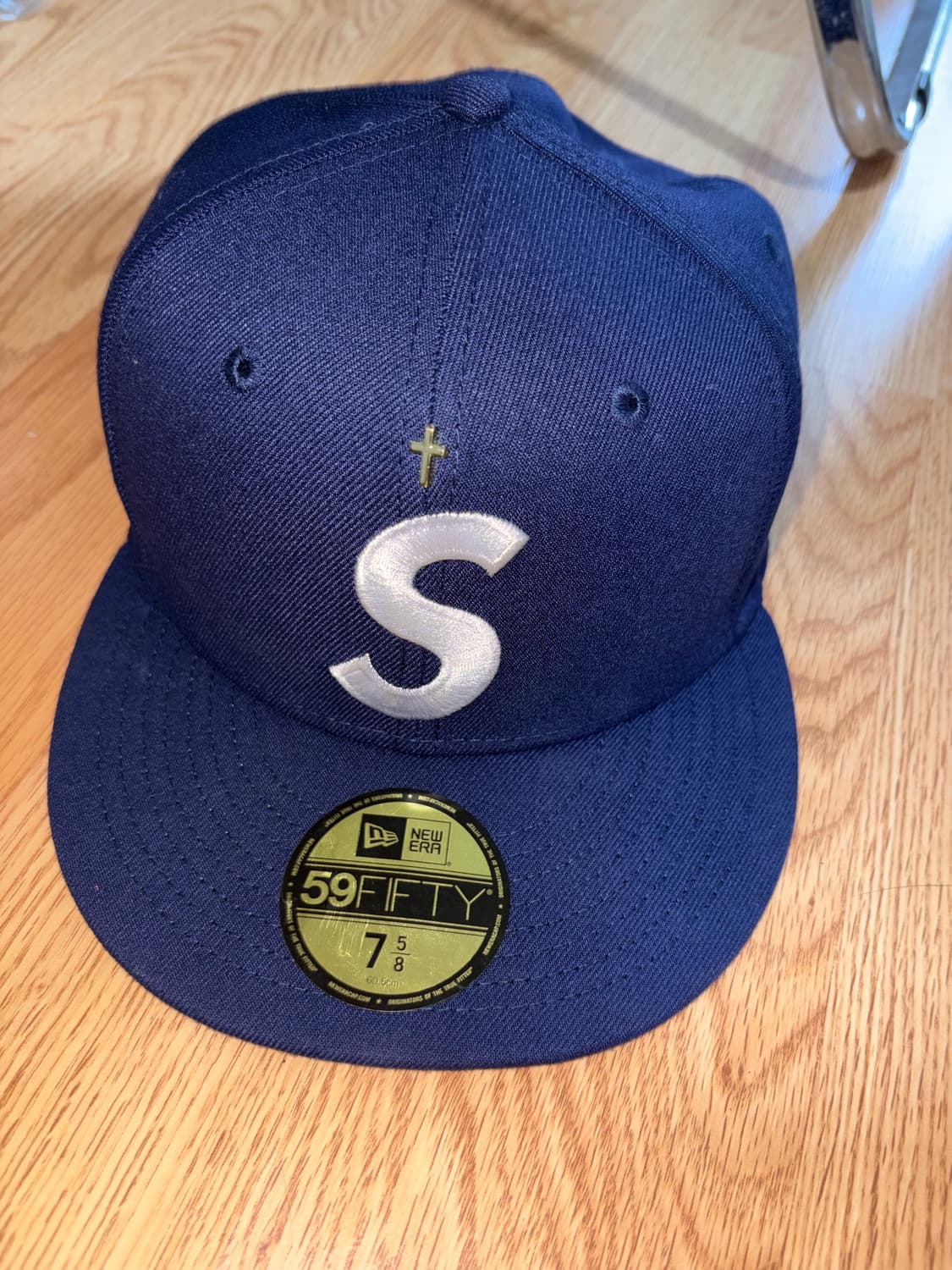 슈프림 뉴에라 골드 크로스 S로고 네이비 스냅백 상품이미지1