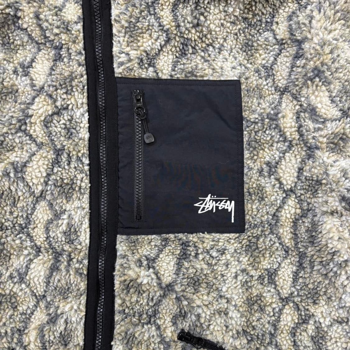 스투시 스네이크 패턴 플리스 자켓 베이지 상품이미지3