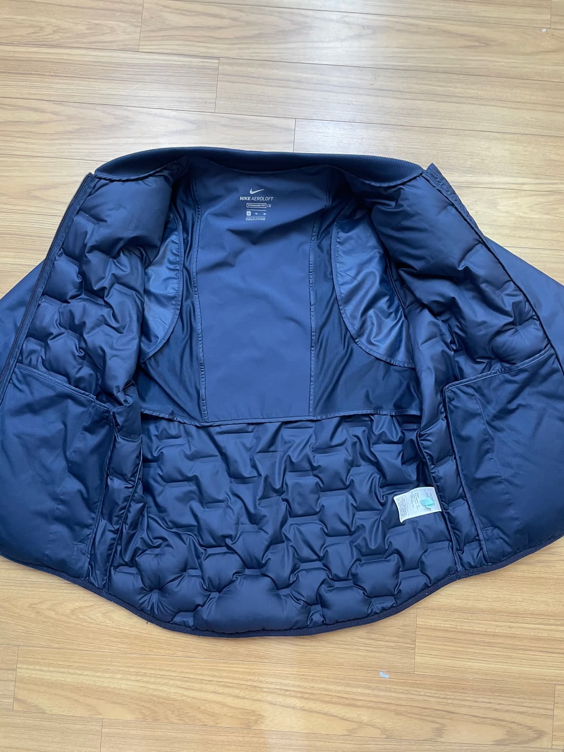 네이비 색상의 나이키 에어로로프트 경량 자켓입니다. XL 사이즈로, 간절 상품이미지3