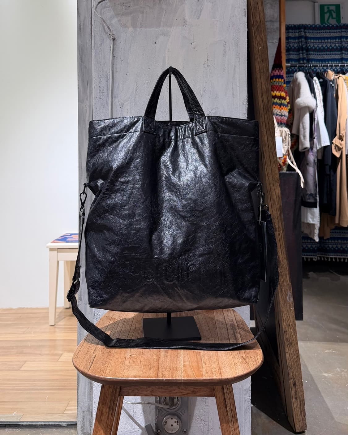 준지 블랙 레더 로고 토트백 상품이미지2