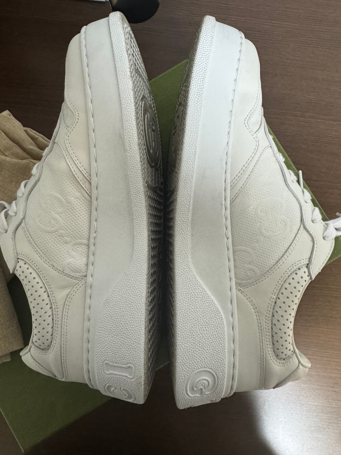 GUCCI 구찌 GG 엠보 화이트 스니커즈 270 (IT 8) 상품이미지4