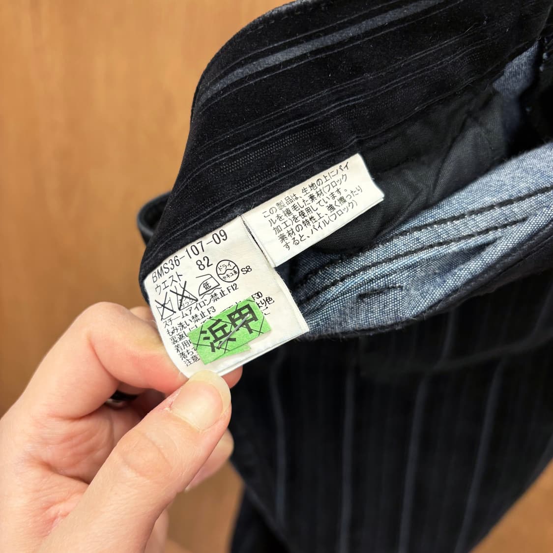 버버리 블랙 라벨 팬츠 그레이 핀 스트라이프 패턴 로고 자수 디테일 블랙 상품이미지9