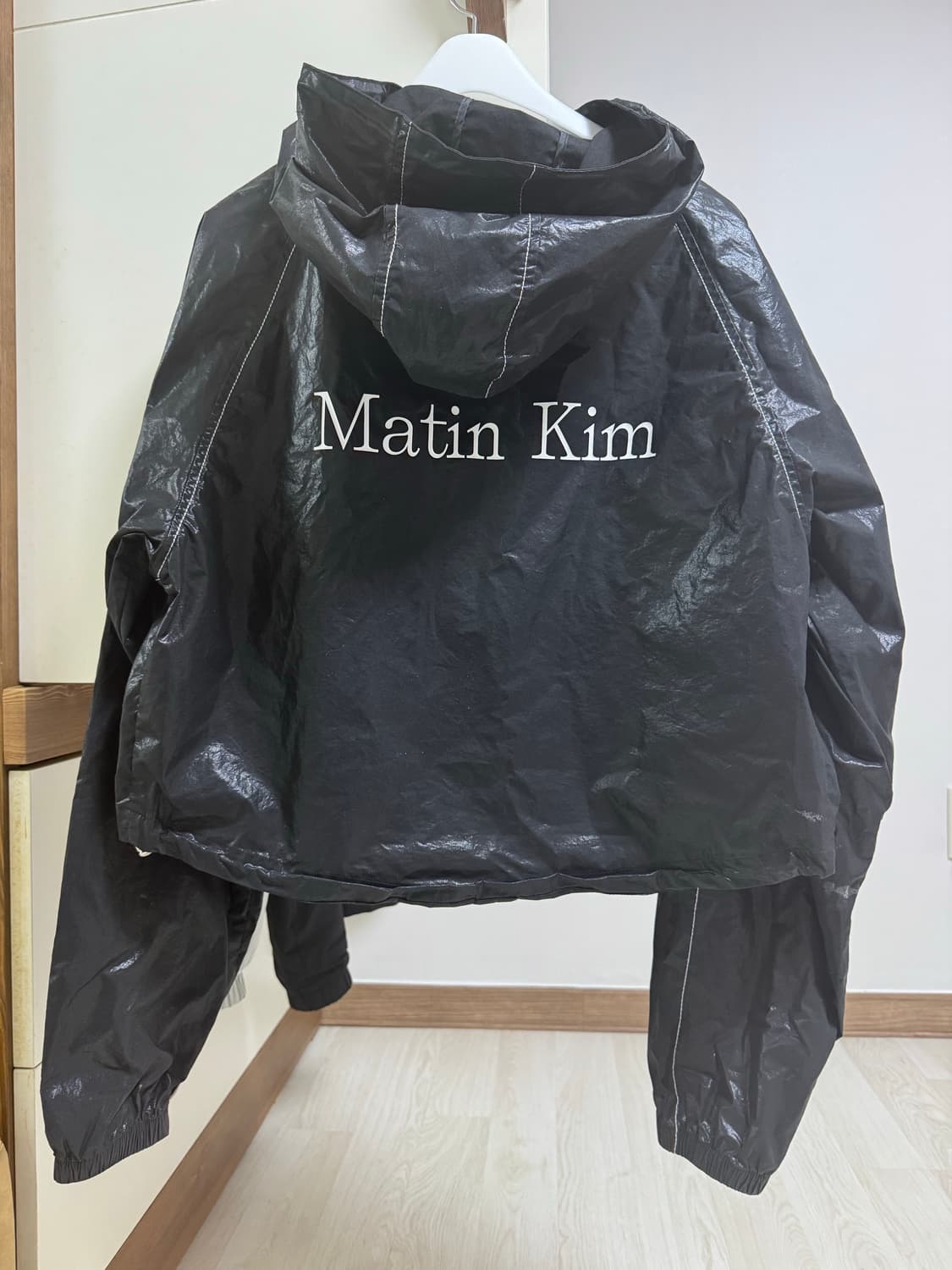 (W) 마뗑킴 마뗑 크롭 후디 코팅 점퍼 블랙 상품이미지3