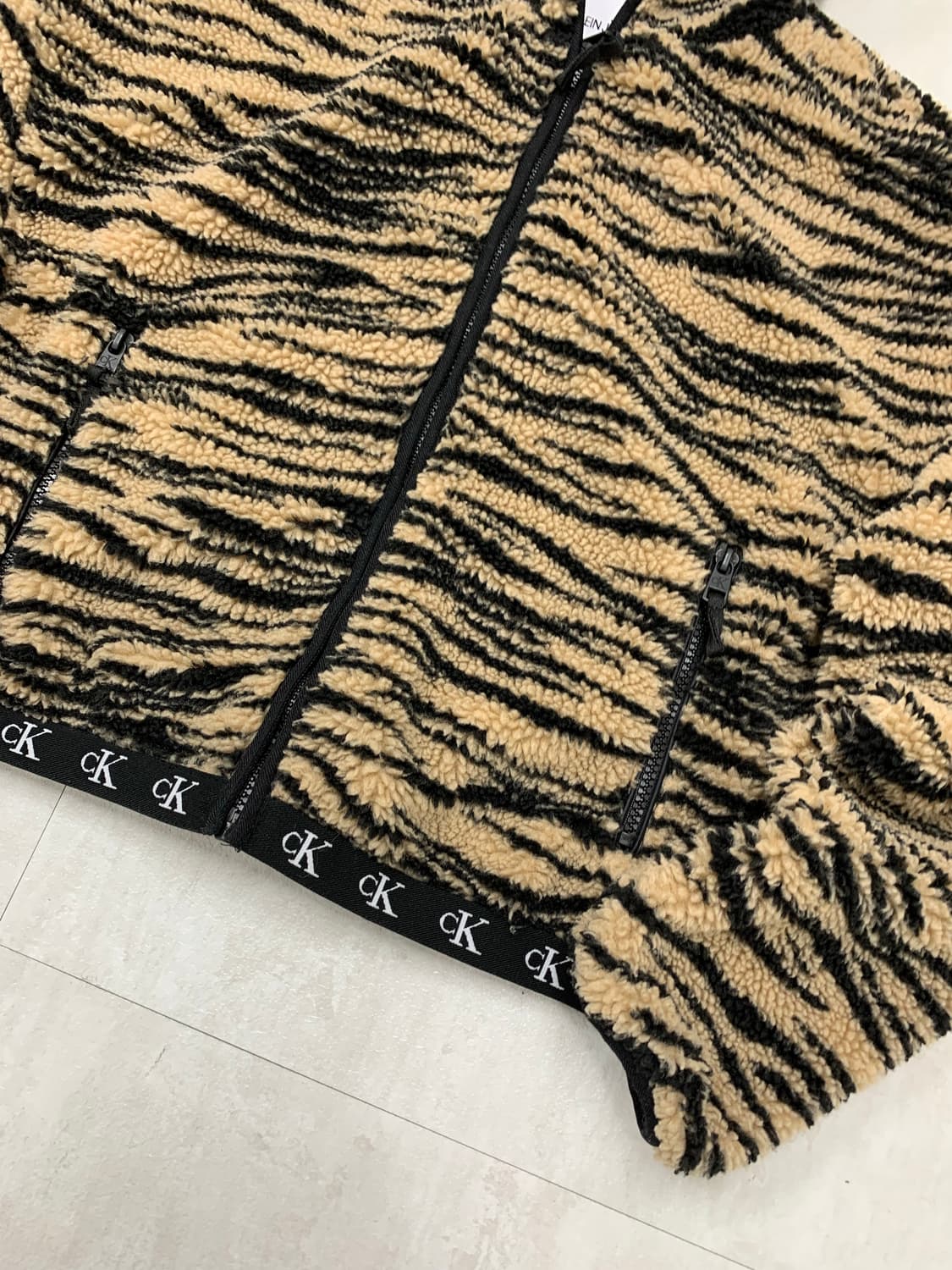 켈빈 클라인 지브라 패턴 폴리스 후드집업 상품이미지3