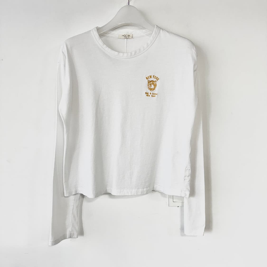 랙앤본 자수 크롭 긴팔 티셔츠 상품이미지3