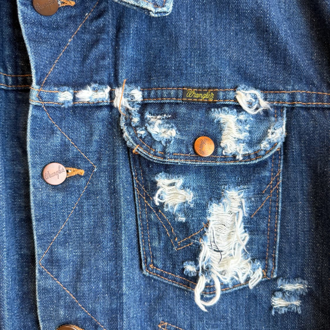 랭글러 디스트레스드 데님 트러커 자켓 상품이미지4