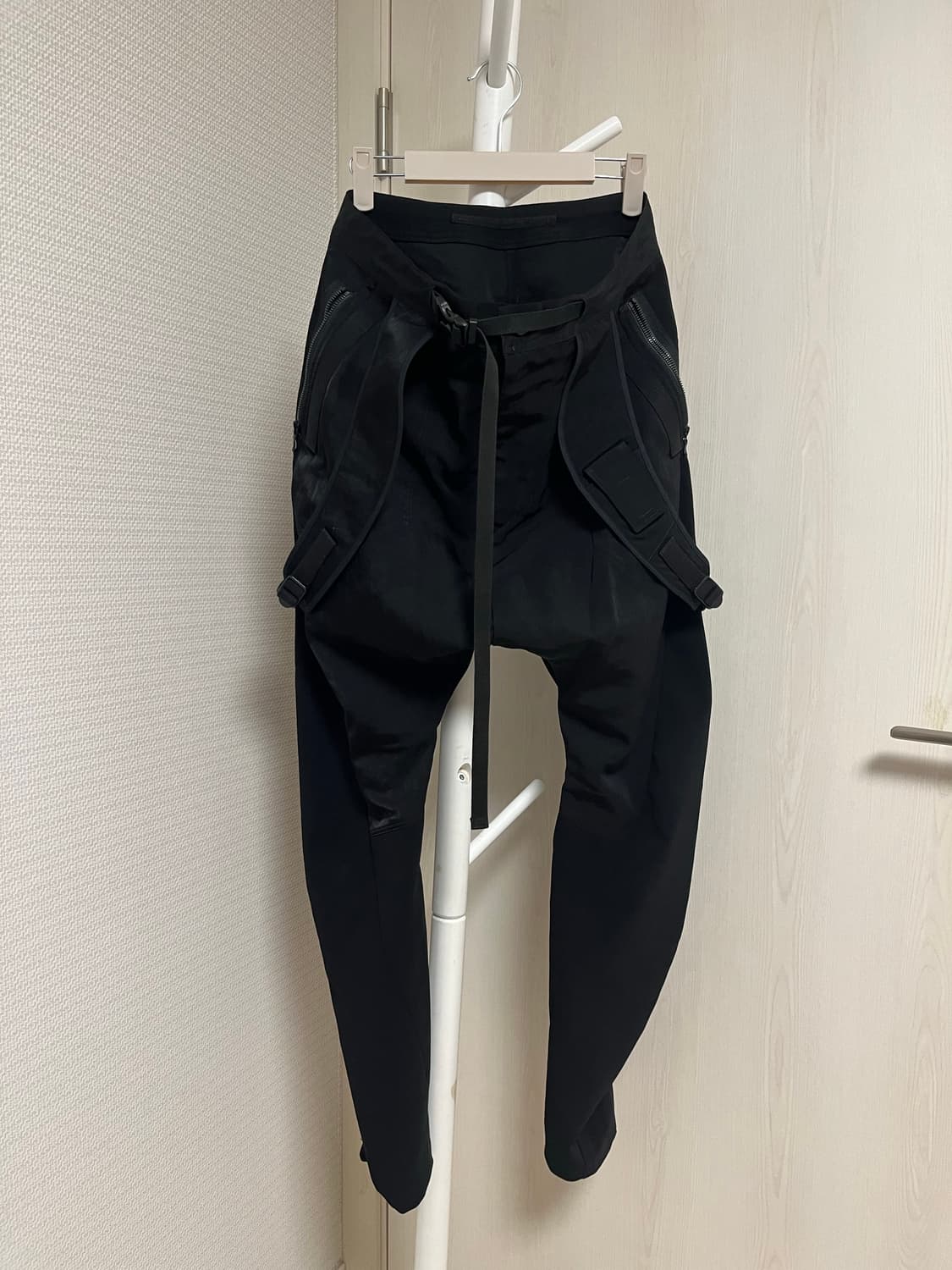 율리우스 _Curved Suspender Pants 상품이미지1