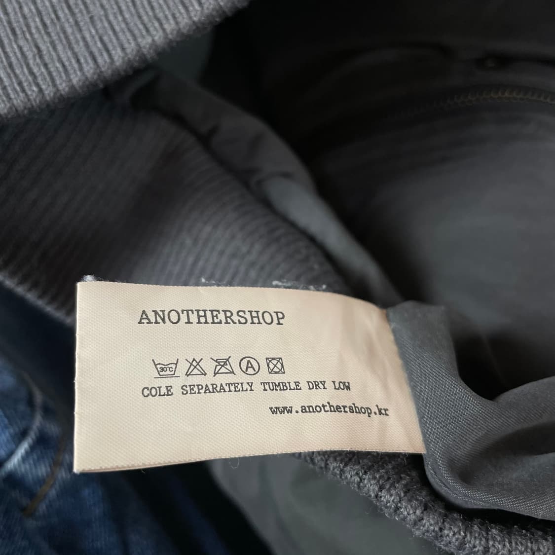 어나더샵 그레이 카모 투포켓 패딩 조끼 상품이미지6