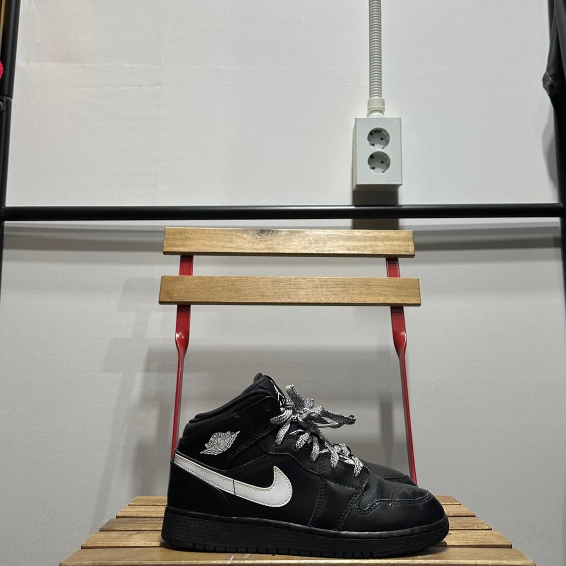 240) 나이키 운동화 여성 여자 신발 에어조던1 미드 블랙/화이트 상품이미지1