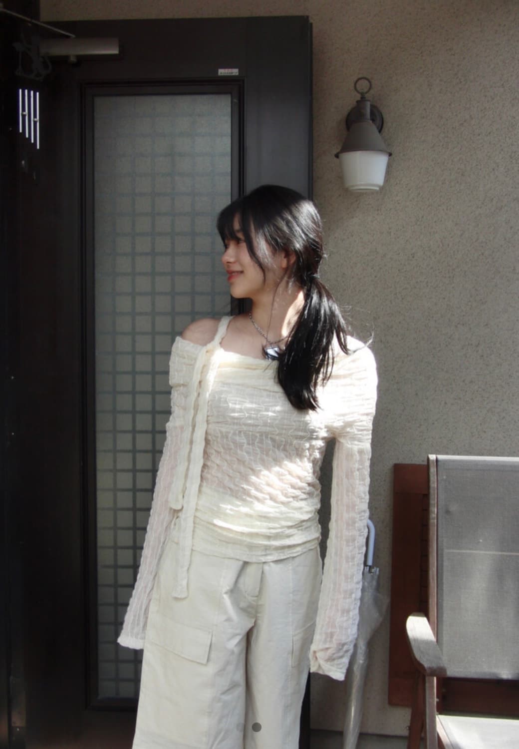 인앤양하모니 오프숄더 셔링 티셔츠 상품이미지1