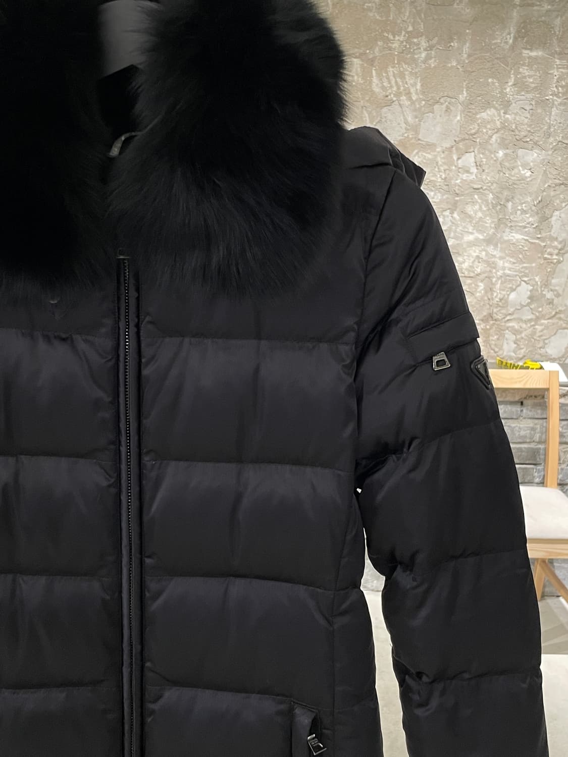 프라다 블랙 트라이앵글 로고 폭스 퍼 다운 후디 자켓 상품이미지3