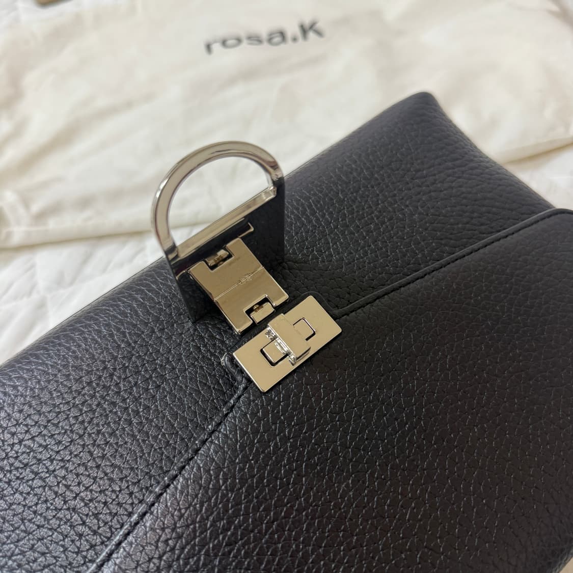 로사케이 프라하 데일리 크로스백 블랙 상품이미지3