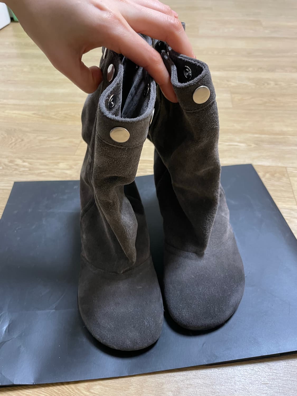 마지셔우드 다크브라운 색상 스웨이드 미들 부츠 상품이미지3