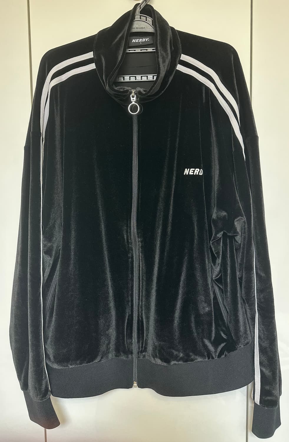 널디 벨벳 트랙탑 블랙 흰색라인 상품이미지2