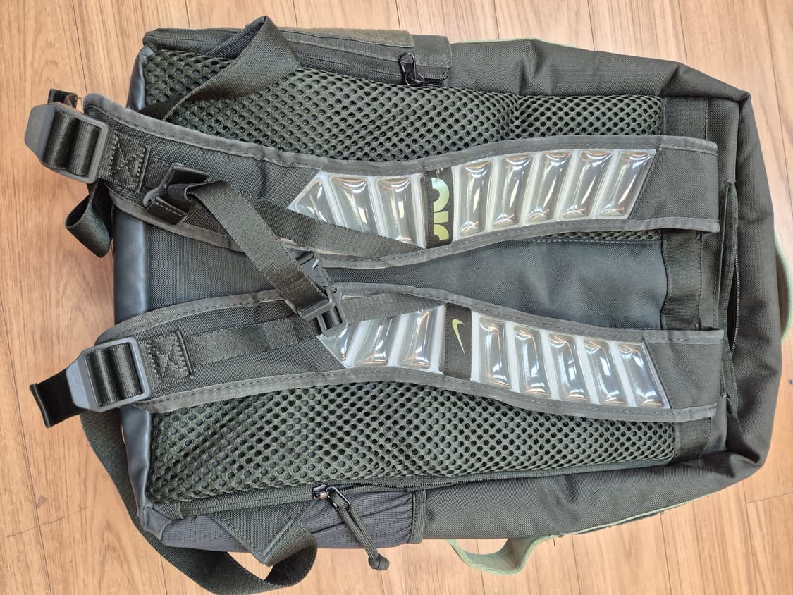 나이키 유틸리티 엘리트 백팩 판매합니다. 카모 패턴이 매력적이며, 전면에 상품이미지2